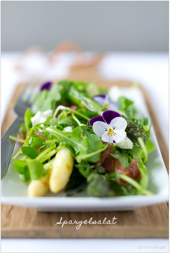 Spargelsalat mit Ziegenkäse und karamellisierten Zwiebeln – Chestnut & Sage