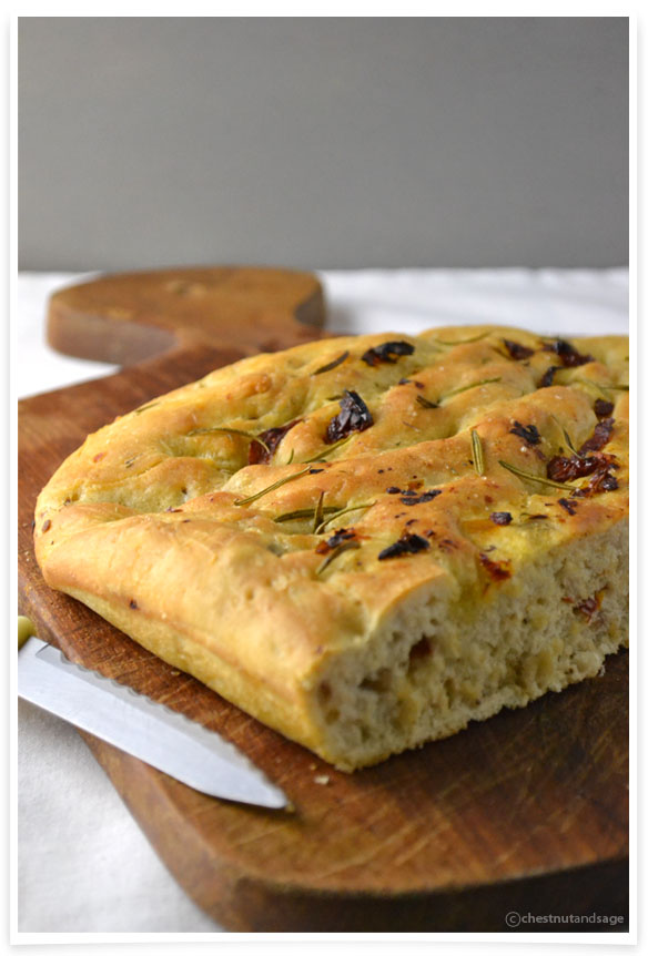 Focaccia mit Maronen, Rosmarin und getrockneten Tomaten – Chestnut &amp; Sage