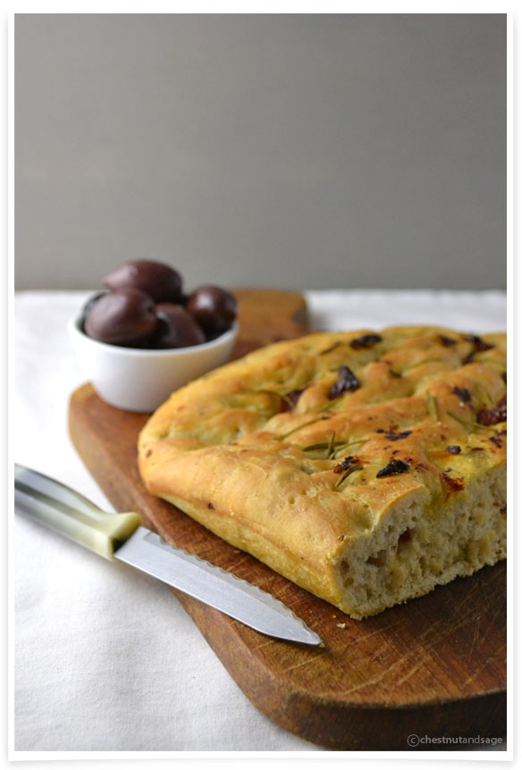 Focaccia mit Maronen, Rosmarin und getrockneten Tomaten – Chestnut &amp; Sage