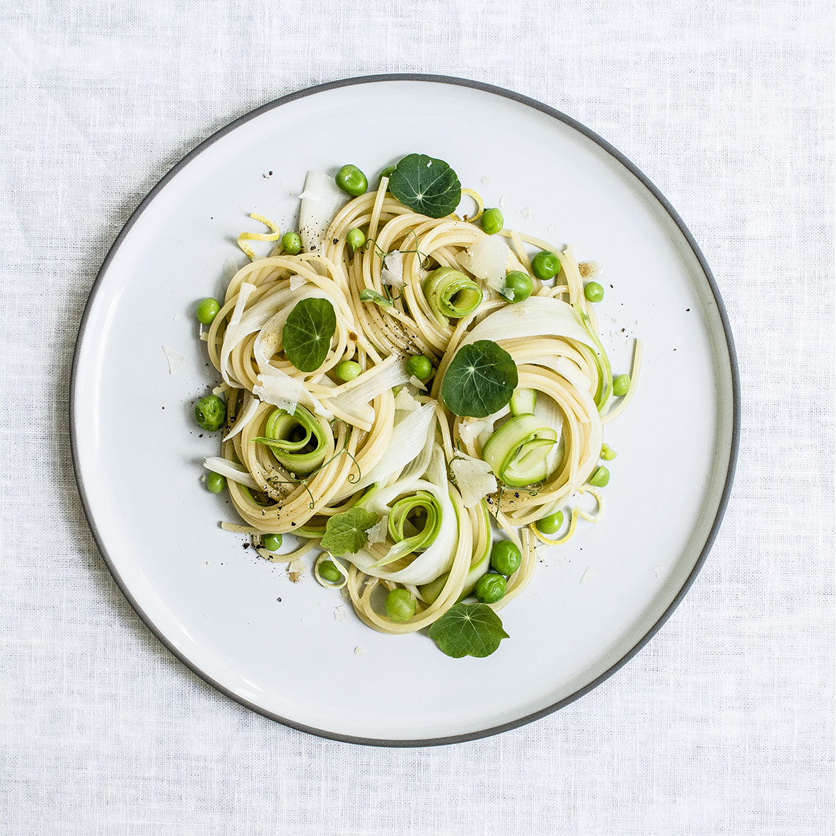 Spargelpasta mit Erbsen | chestnutandsage.de