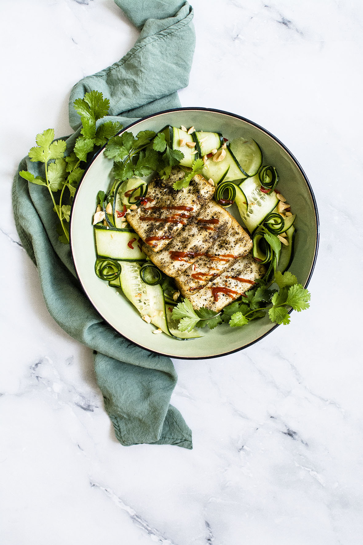 Black-Pepper-Tofu mit Gurkensalat | chestnutandsage.de