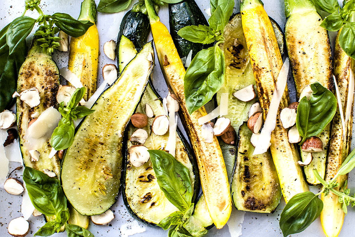 Zucchiniwochen: Gebratene Zucchini mit Haselnüssen